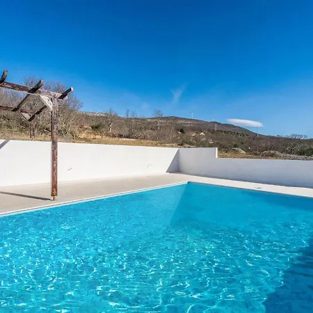 Camellia Villa Anić